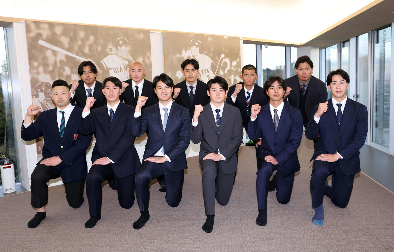 入寮後、巨人レジェンドの王貞治氏と長嶋茂雄氏の写真を背にガッツポーズで記念撮影する、前列左から藤井、皆川、田和、竹丸、山城、小浜、後列左から河野、林、冨重、松井蓮、知念（撮影・浅見桂子）