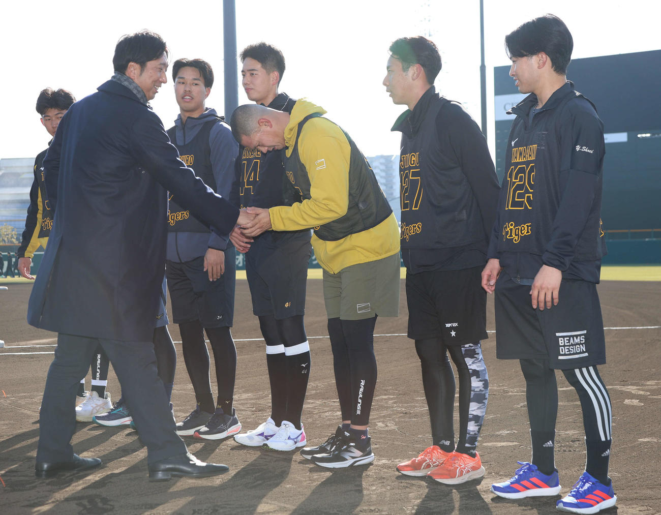新人合同自主トレの初日、訓示した阪神藤川監督（左）は能登と握手（撮影・西尾就之）