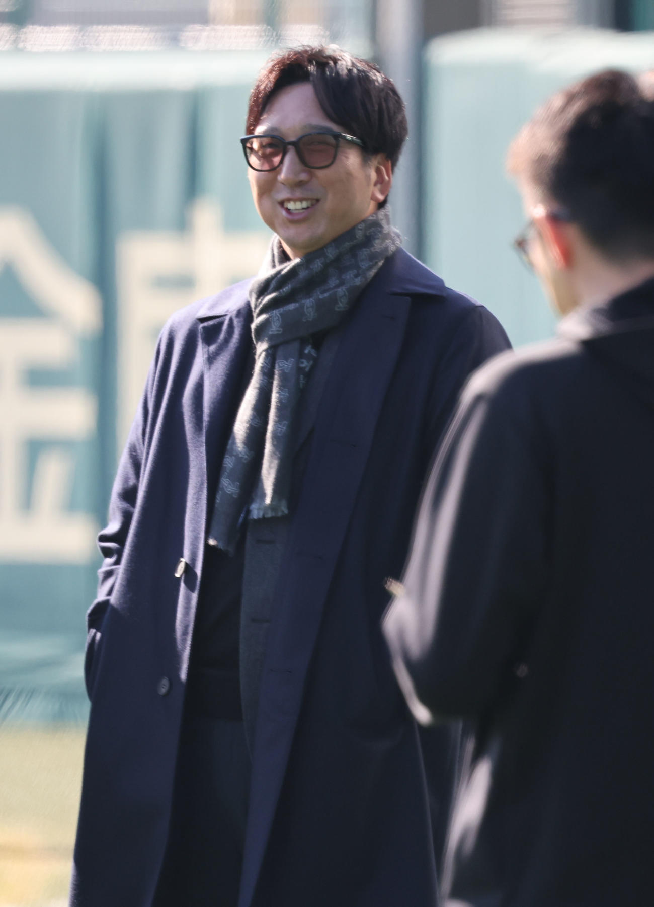 新人合同自主トレの初日、笑顔で視察する阪神藤川監督（撮影・西尾就之）