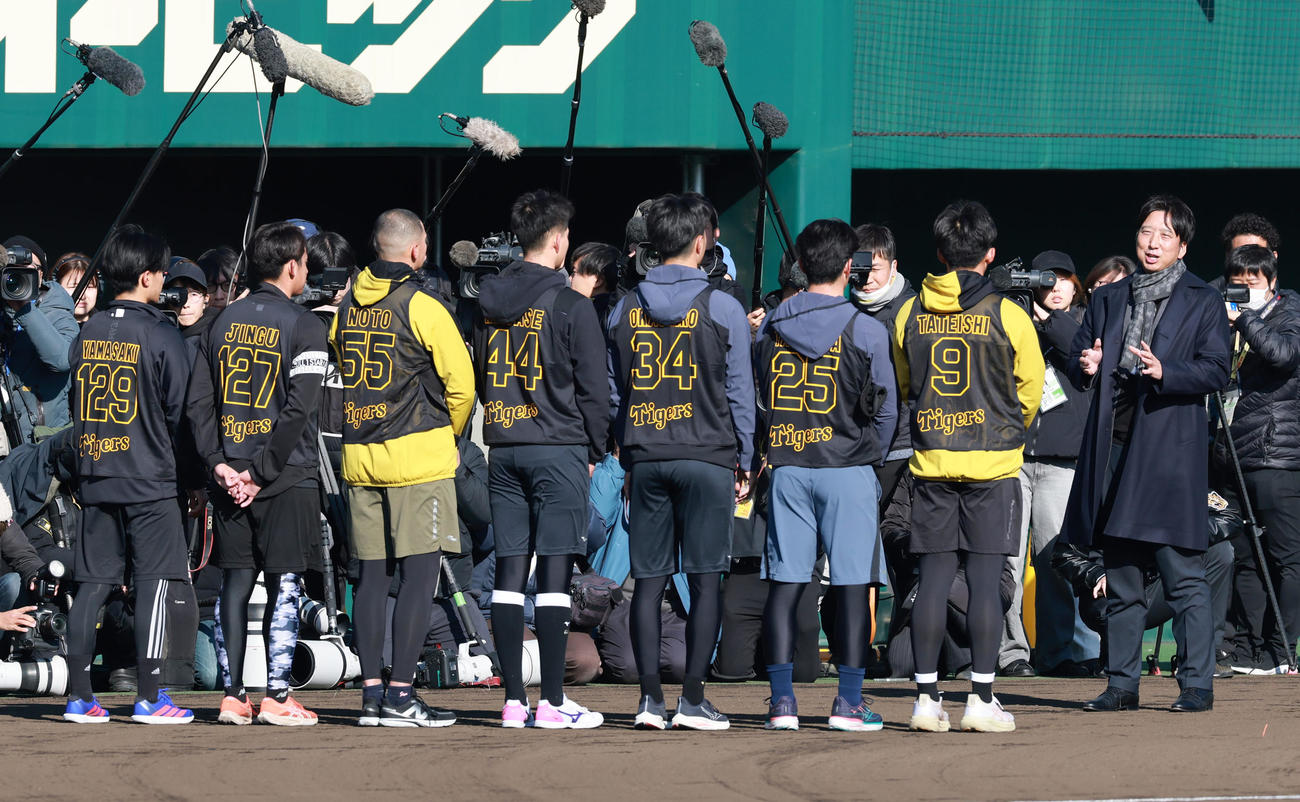藤川監督（右）は新人選手に訓示する（撮影・上田博志）