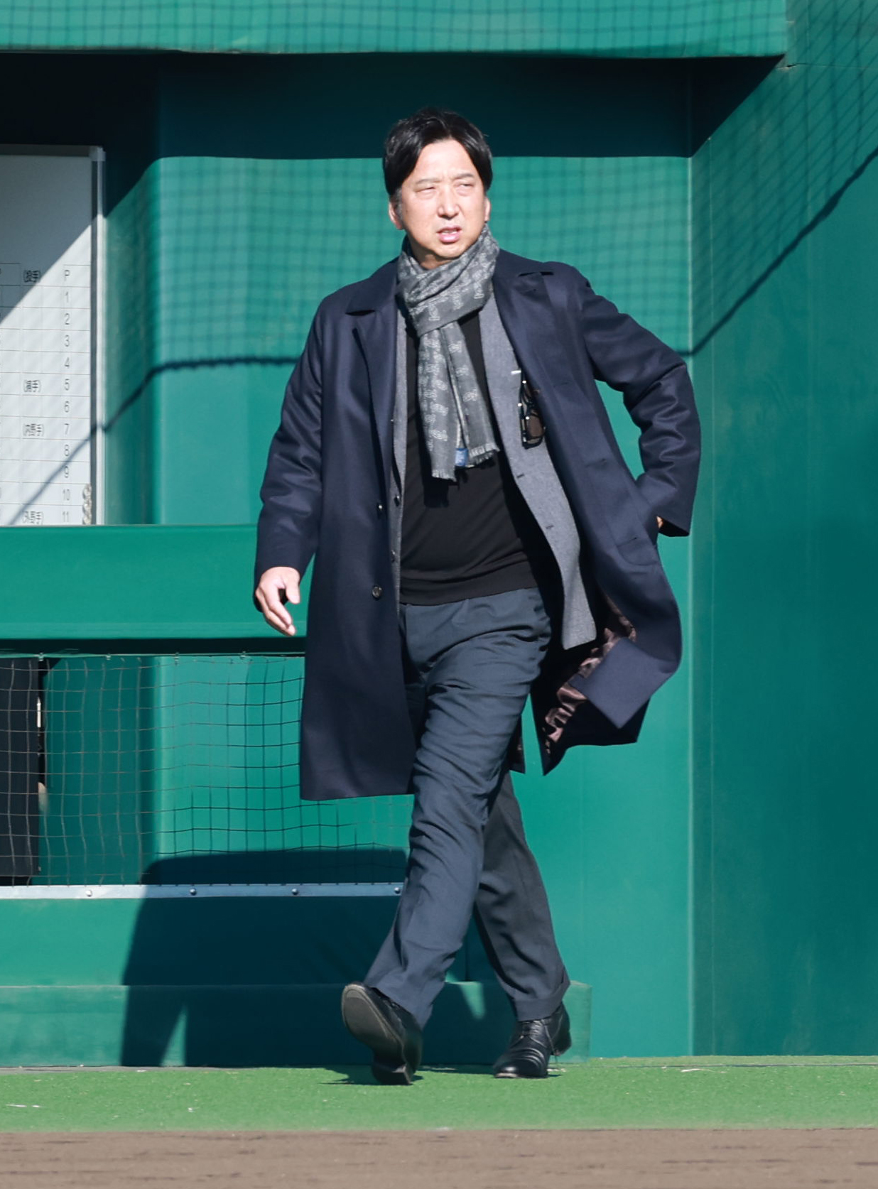 新人合同自主トレを視察する藤川監督（撮影・上田博志）