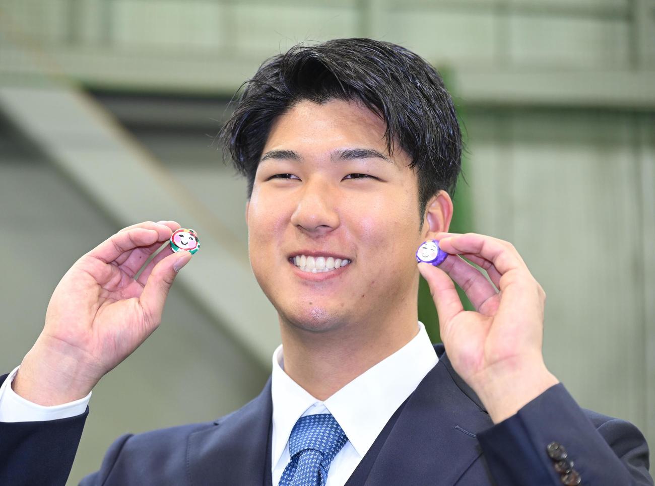 DeNAの選手寮に入寮し、祖父母から贈られた御守りを手に笑顔を見せるドラフト2位の島田（撮影〓（ビュレット）千葉一成）