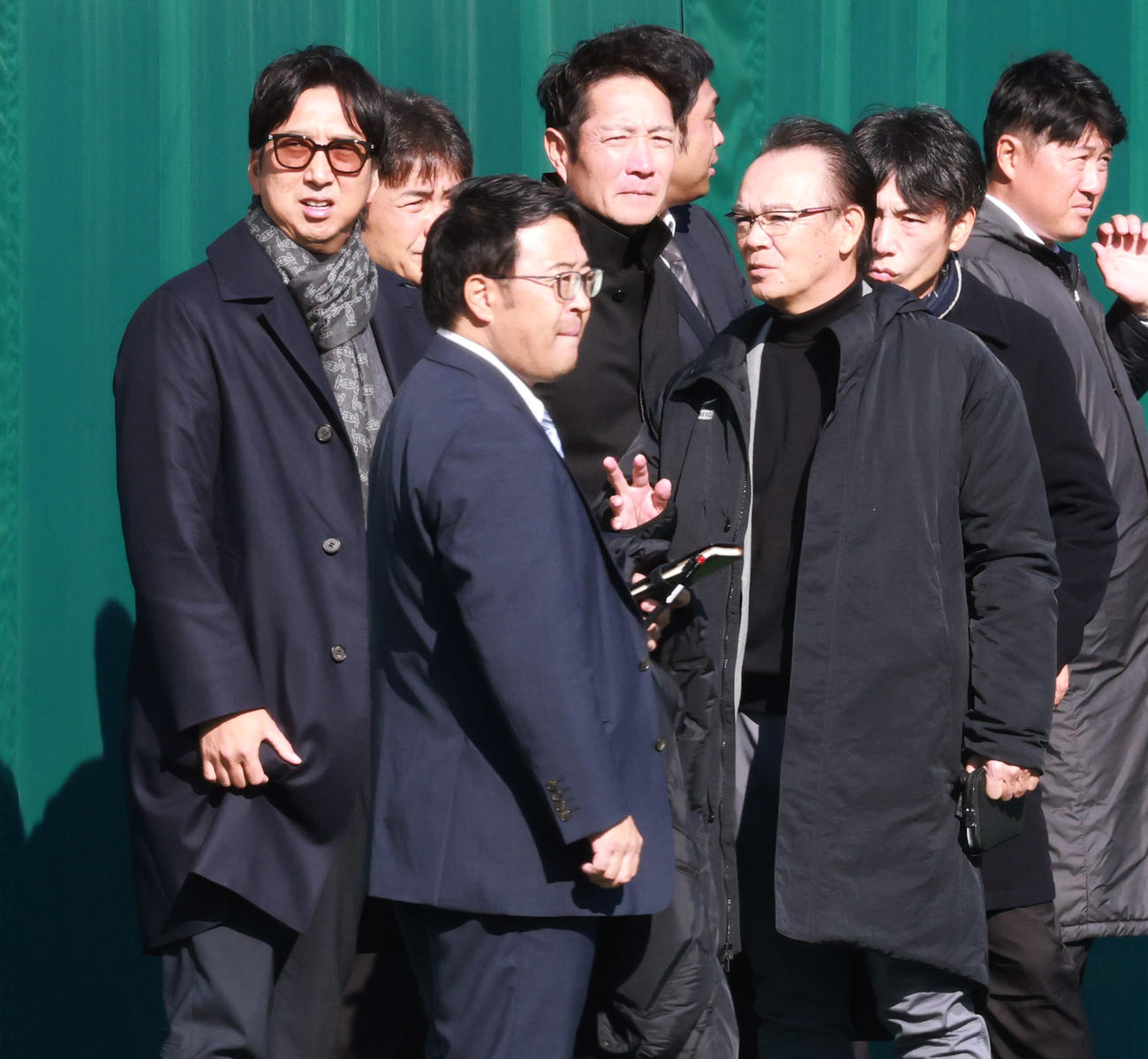 藤川監督（左）は和田ヘッドコーチと話をする（撮影・上田博志）