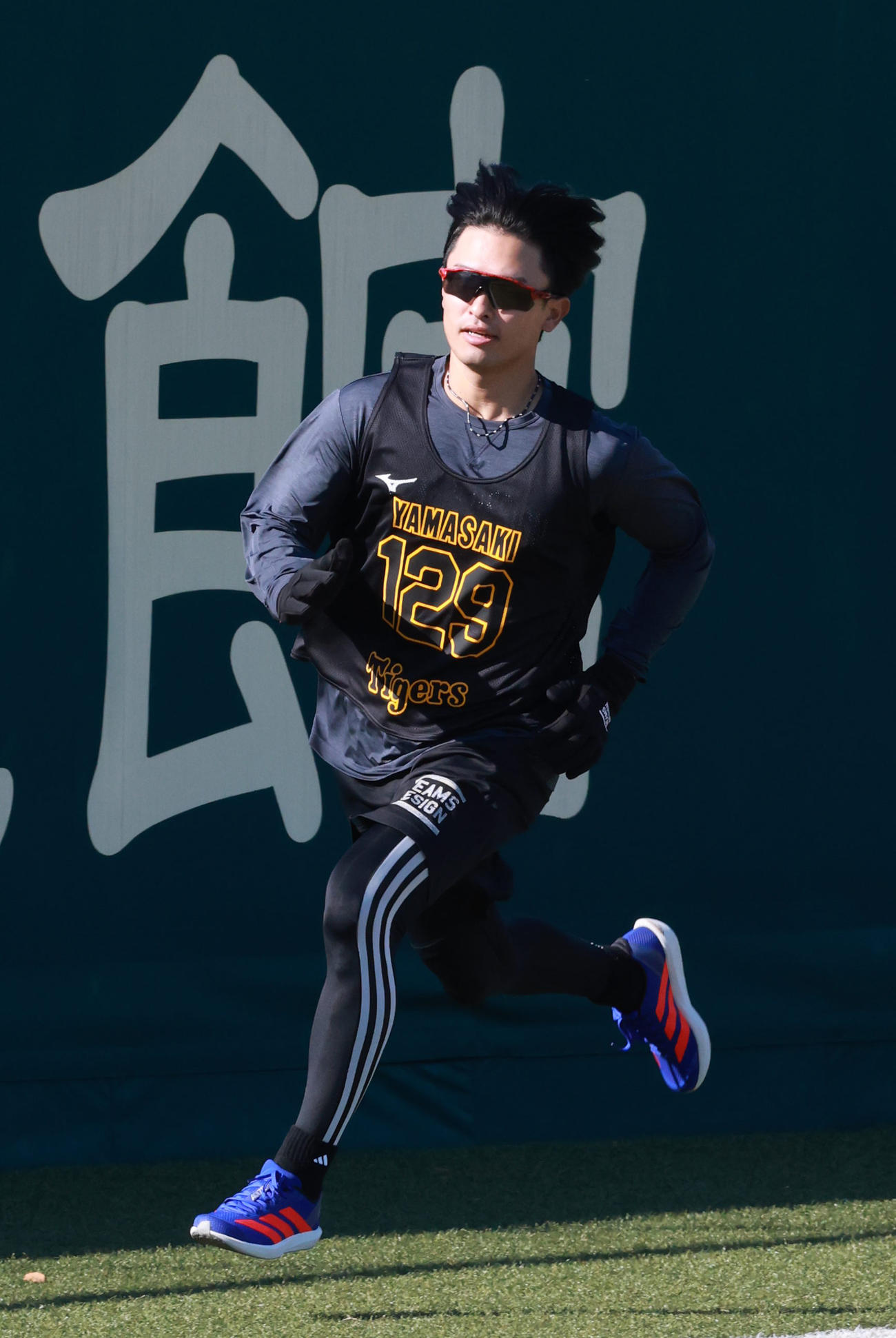 外野をダッシュする山崎（撮影・上田博志）