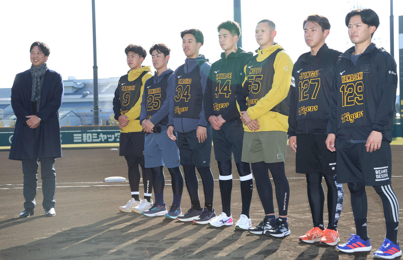 新人合同自主トレの初日、訓示した阪神藤川球児監督（左）左から立石、谷端、岡城、早瀬、能登、神宮、山崎（撮影・西尾就之）