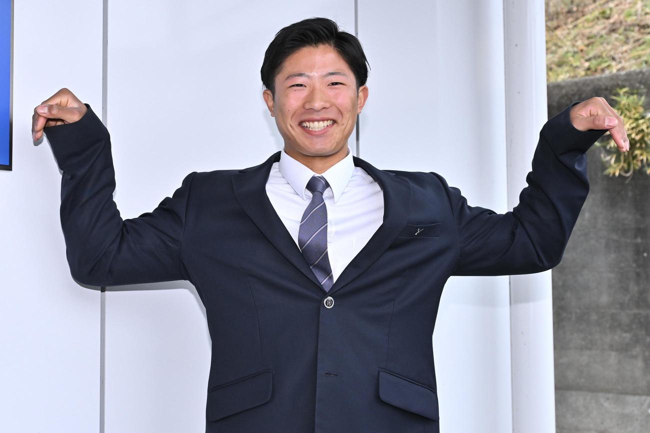 入寮した西武ドラフト5位の山村学園・横田はアフリカオオカマキリのファイティングポーズを決める（撮影・滝沢徹郎）