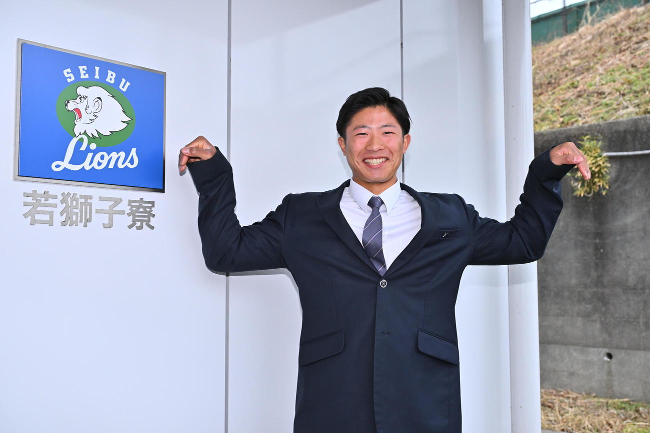 入寮した西武ドラフト5位の山村学園・横田はアフリカオオカマキリのファイティングポーズを決める（撮影・滝沢徹郎）