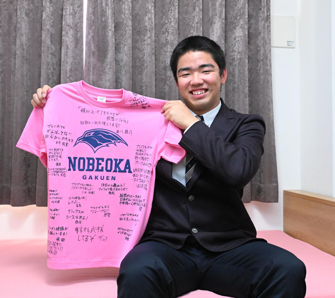 チームメートから寄せ書きされたTシャツを持参したオリックス1位藤川（撮影・和賀正仁）
