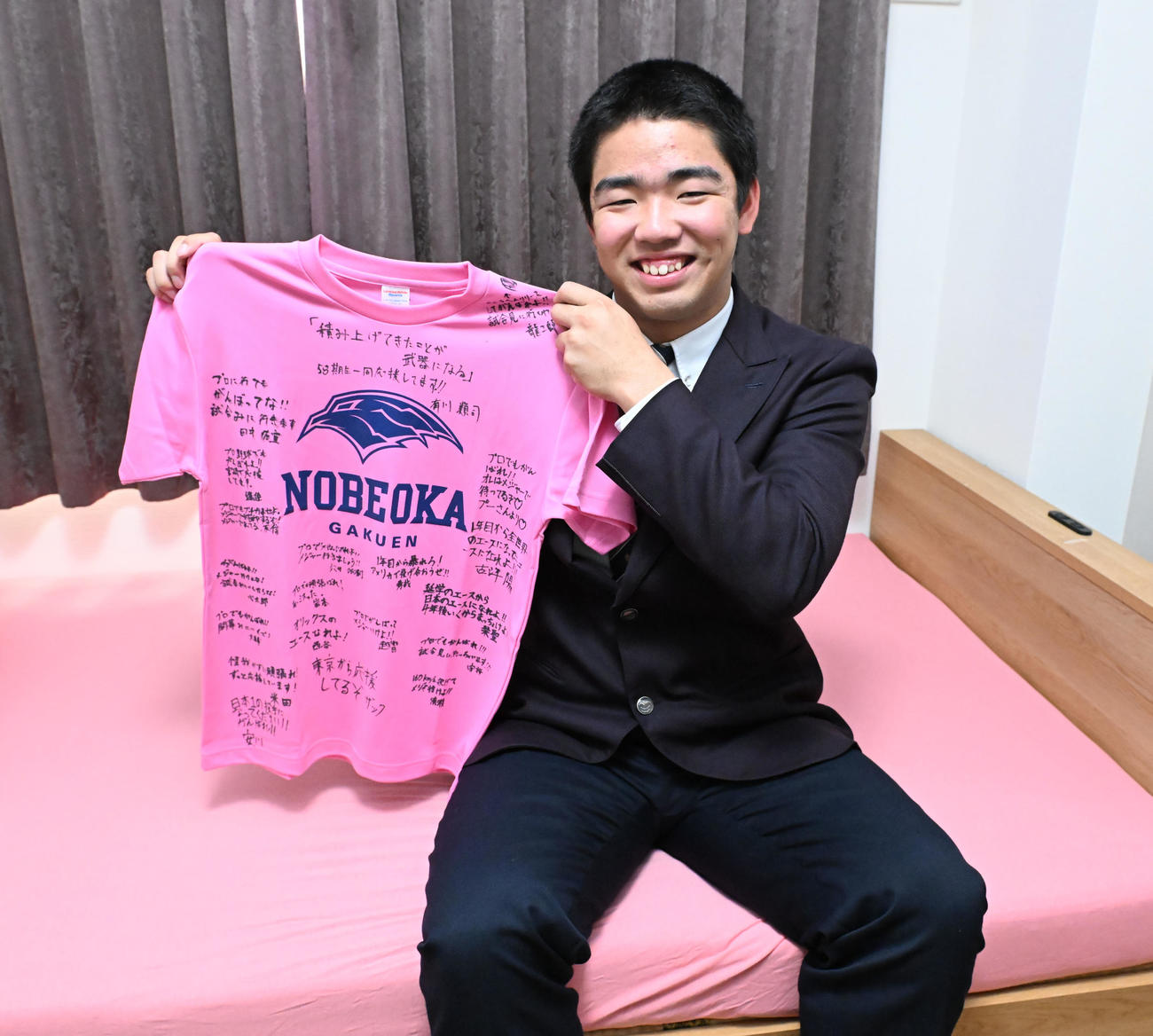 チームメートから寄せ書きされたTシャツを持参したオリックス1位藤川（撮影・和賀正仁）