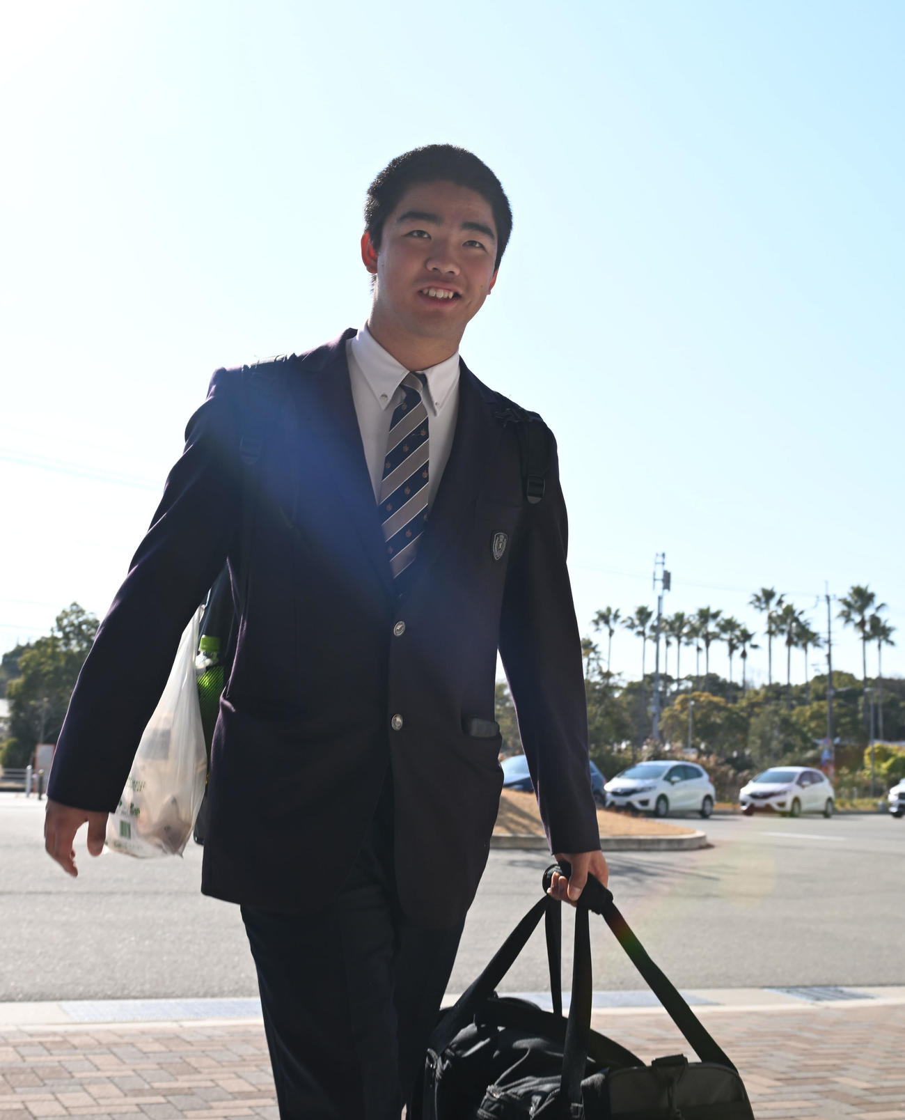笑顔で入寮するオリックス1位の藤川（撮影・和賀正仁）