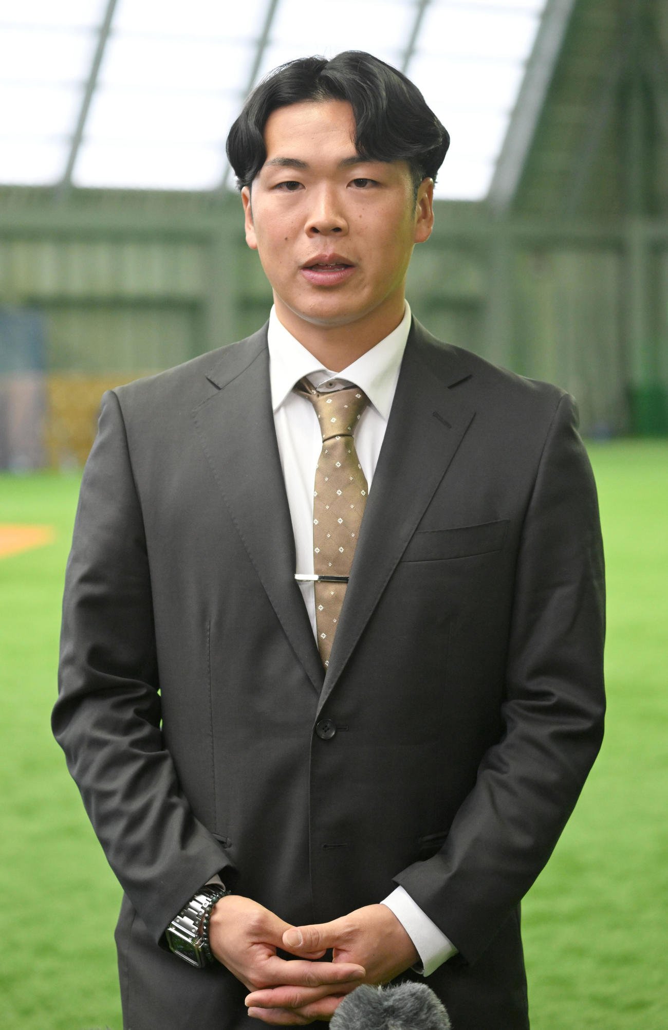 DeNAの選手寮に入寮し、取材に応じるドラフト4位の片山（撮影・千葉一成）