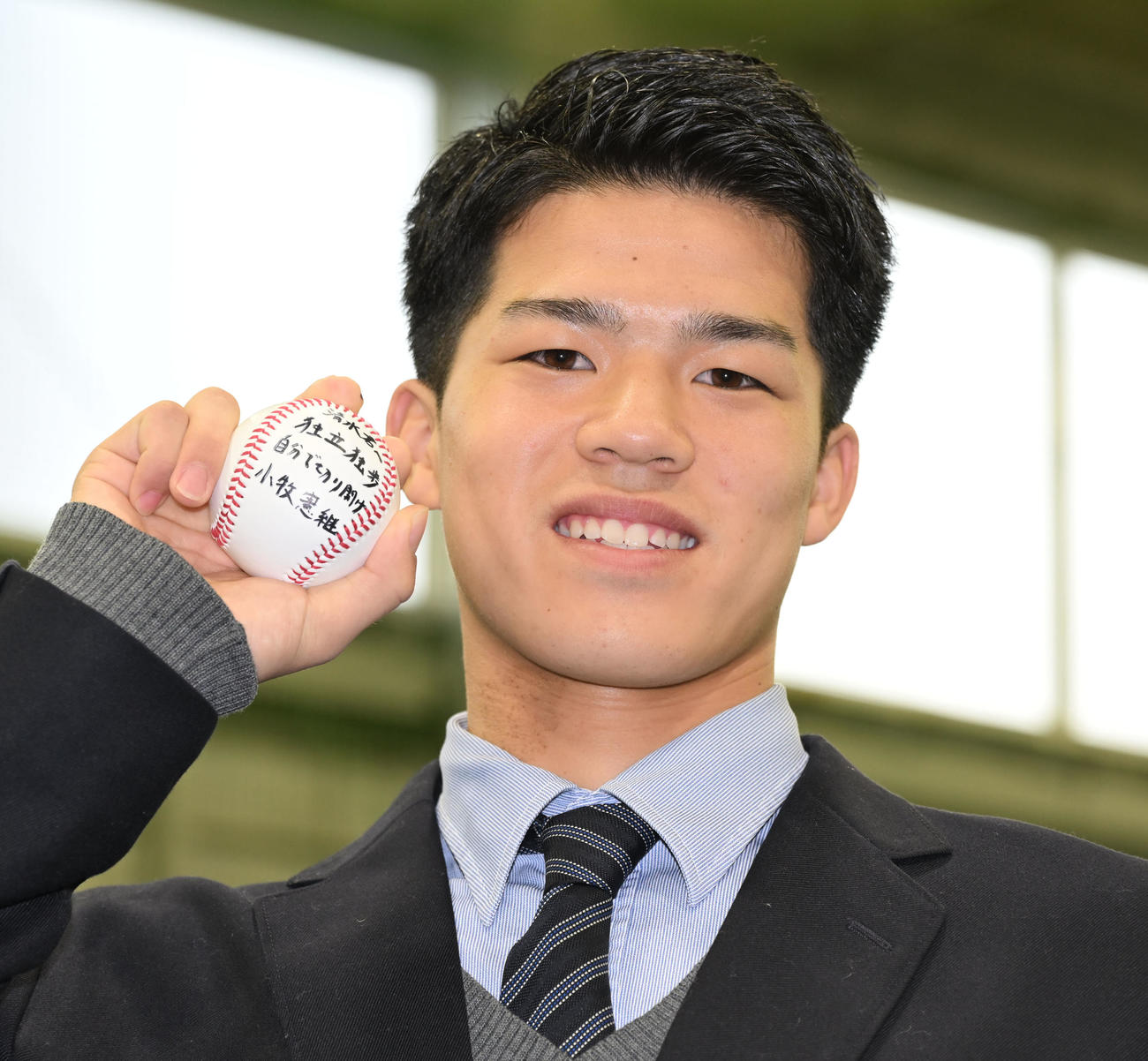 DeNAの選手寮に入寮し、京都国際高校野球部の小牧監督から贈られたメッセージ入りボールを手にポーズをとる育成1位の清水（撮影・千葉一成）