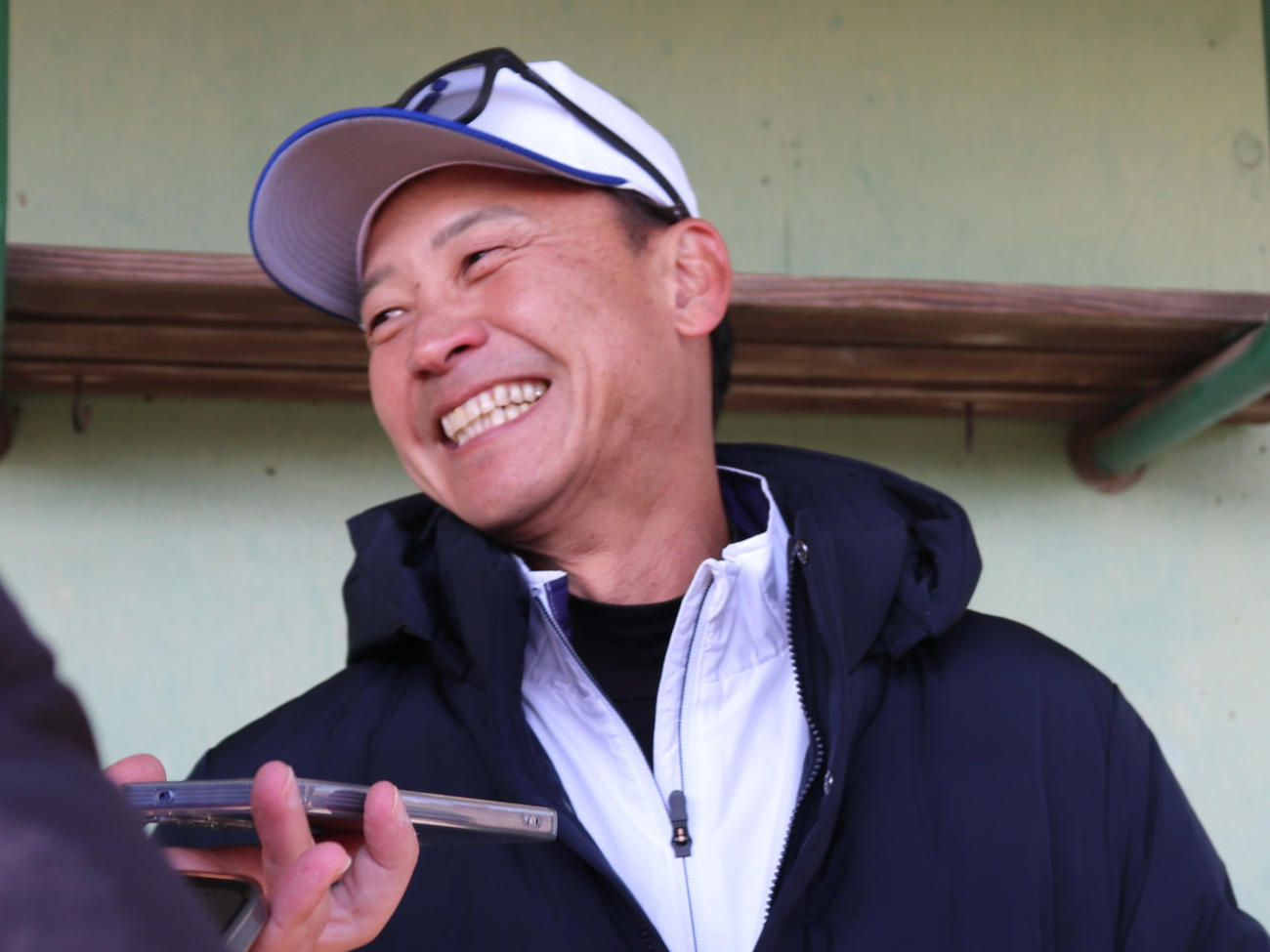 社会人野球ジェイプロジェクト監督として就任後、初の練習を終えた二岡氏（撮影・中島麗）
