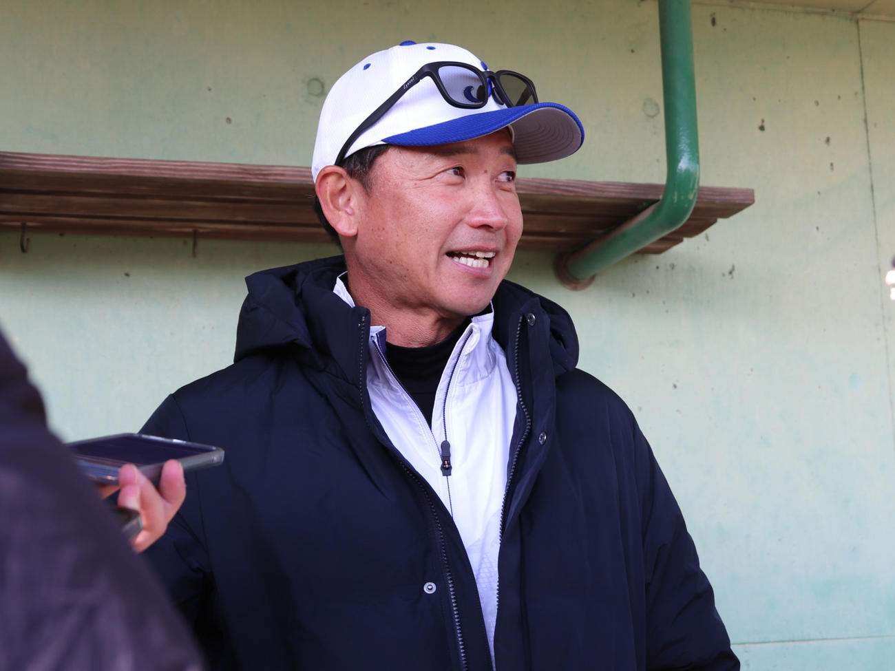 社会人野球ジェイプロジェクト監督として就任後、初の練習を終えた二岡氏（撮影・中島麗）