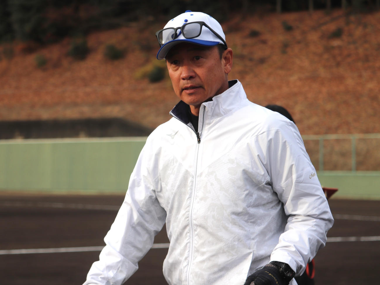 社会人野球ジェイプロジェクトでアマ球界での指導者デビューを果たした二岡監督（撮影・中島麗）
