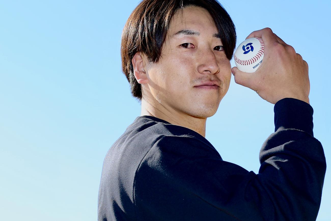 WBC球を手に意気込みを見せる巨人大勢（撮影・河田真司）