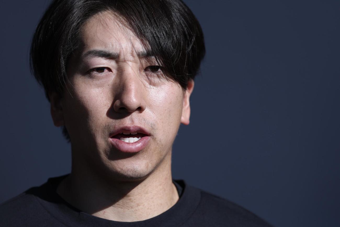 記者の質問に答える巨人大勢（撮影・河田真司）