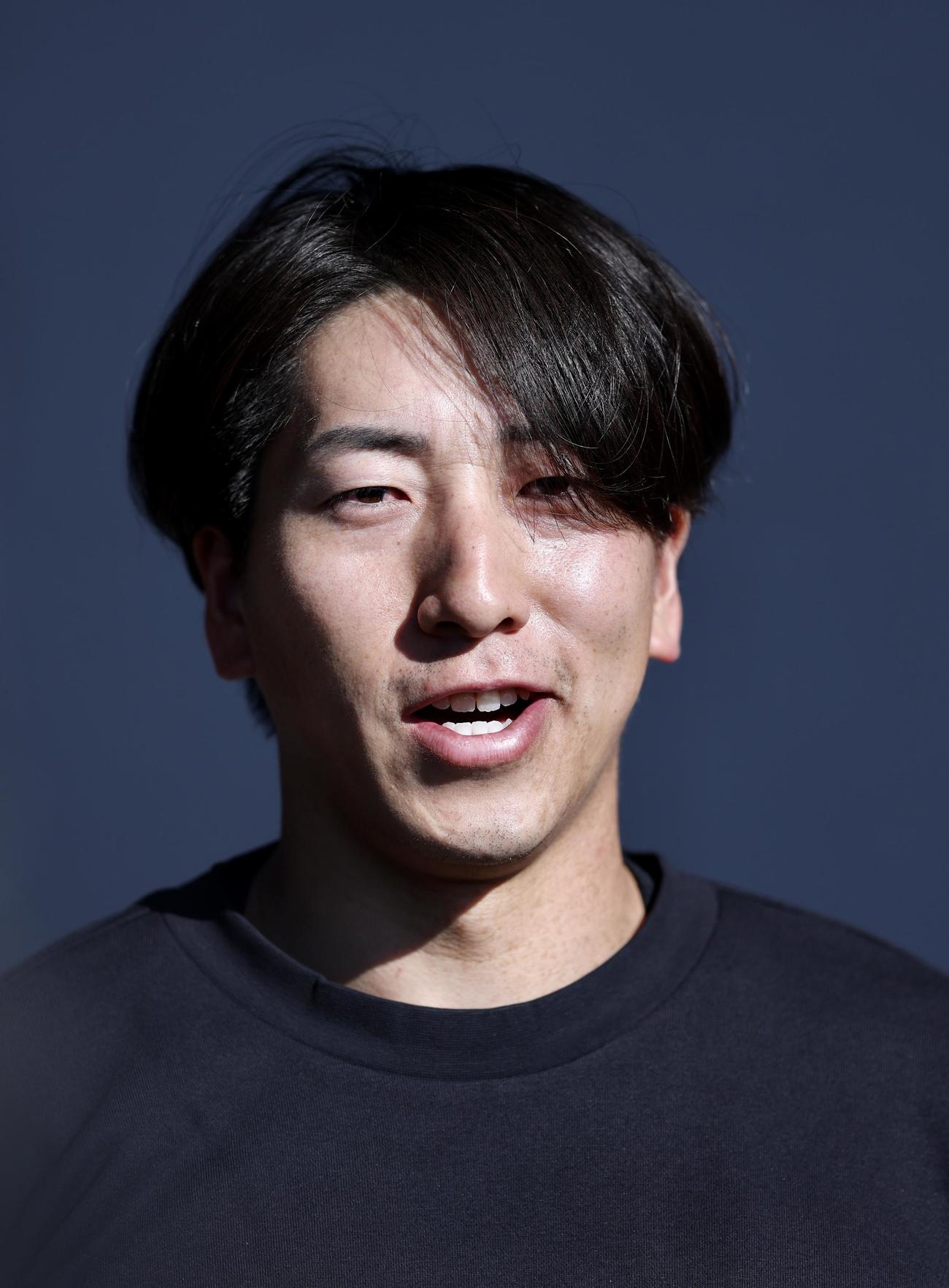 記者の質問に答える巨人大勢（撮影・河田真司）