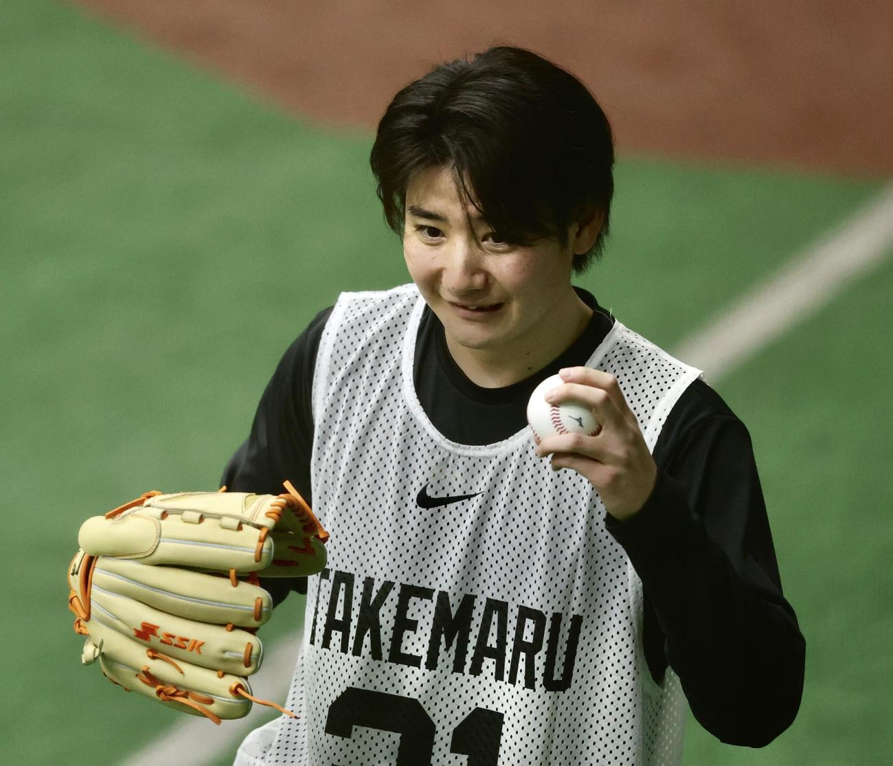 練習に臨む巨人竹丸（撮影・河田真司）