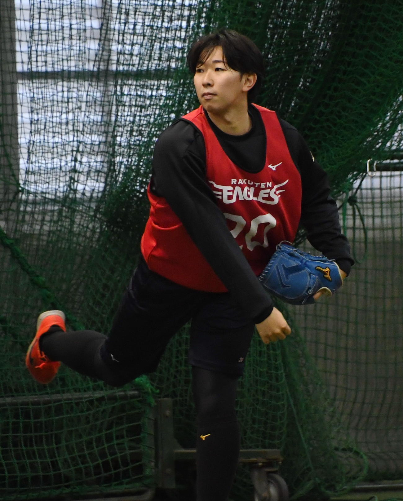 新人合同自主トレ初日でキャッチボールする楽天ドラフト2位の伊藤樹