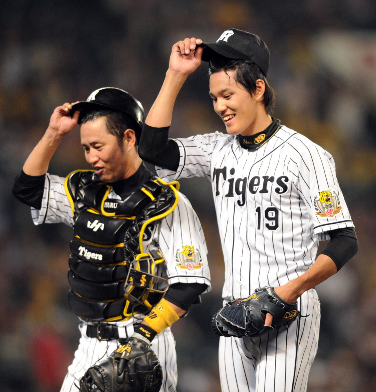 阪神時代の鶴岡一成（左）、右は藤浪晋太郎（2015年8月撮影）