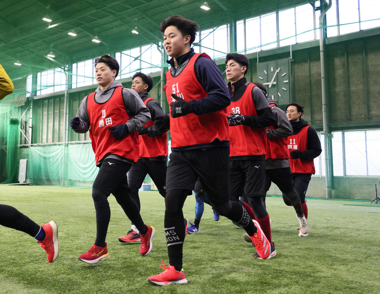 ランニングする左から広島ドラフト3位の勝田、6位の西川、1位の平川、5位の赤木、2位の斉藤汰ら（撮影・加藤孝規）