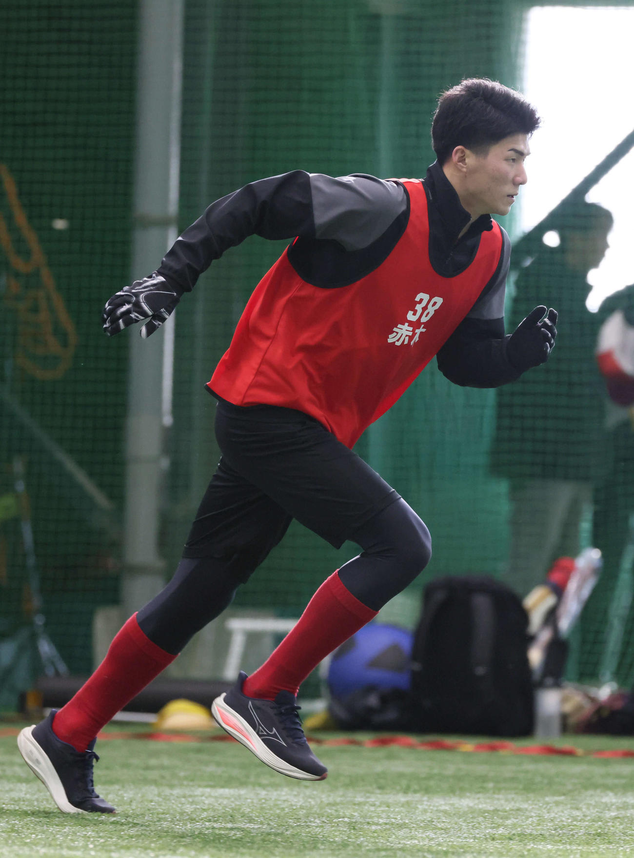 ダッシュするドラフト5位の赤木（撮影・加藤孝規）