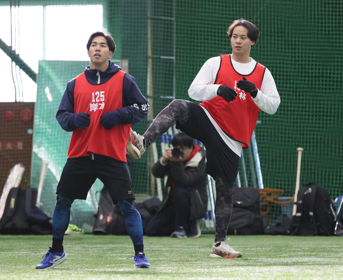 練習する広島育成1位の小林（右）と育成2位の岸本（撮影・加藤孝規）
