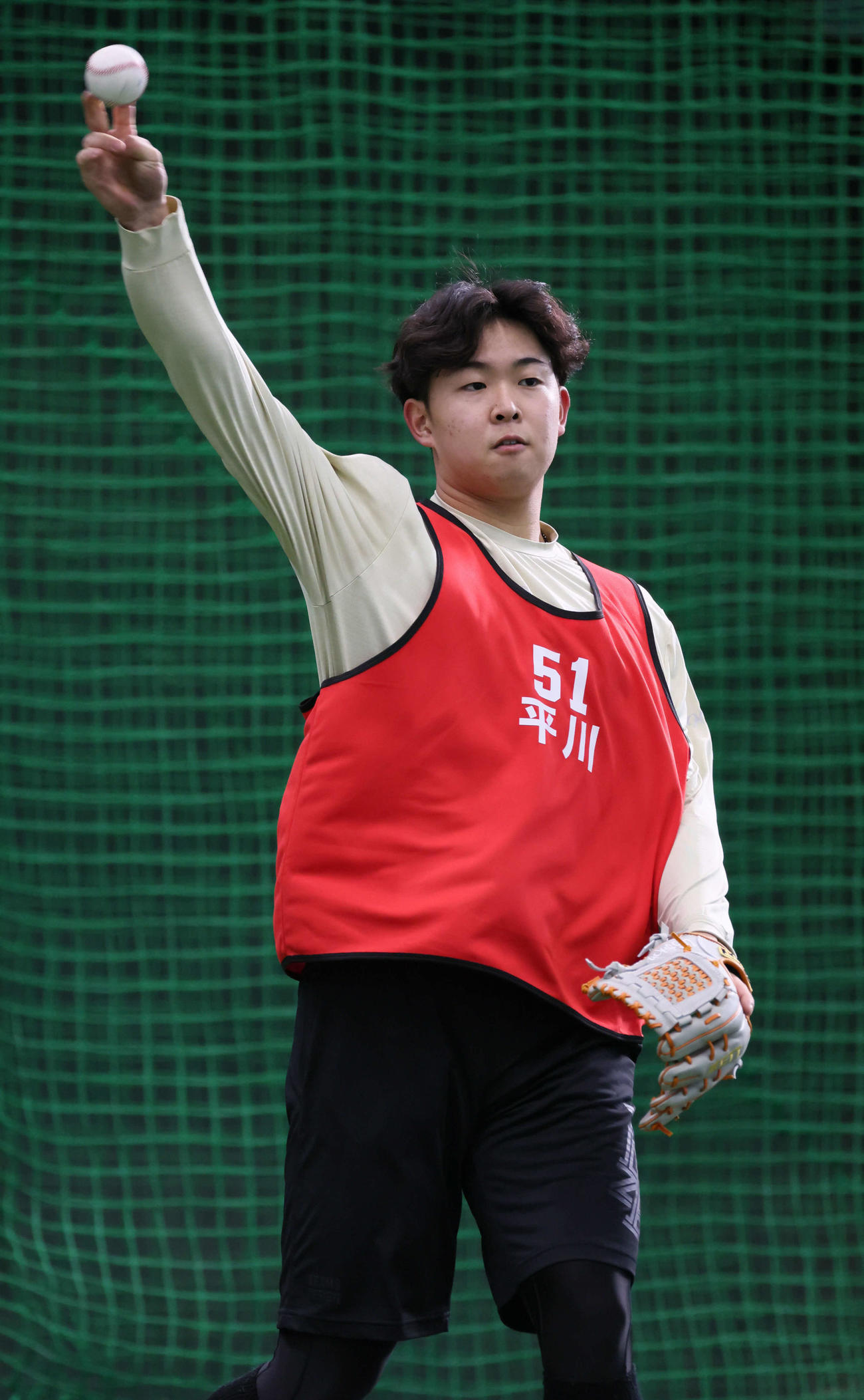 キャッチボールをする広島ドラフト1位の平川（撮影・加藤孝規）