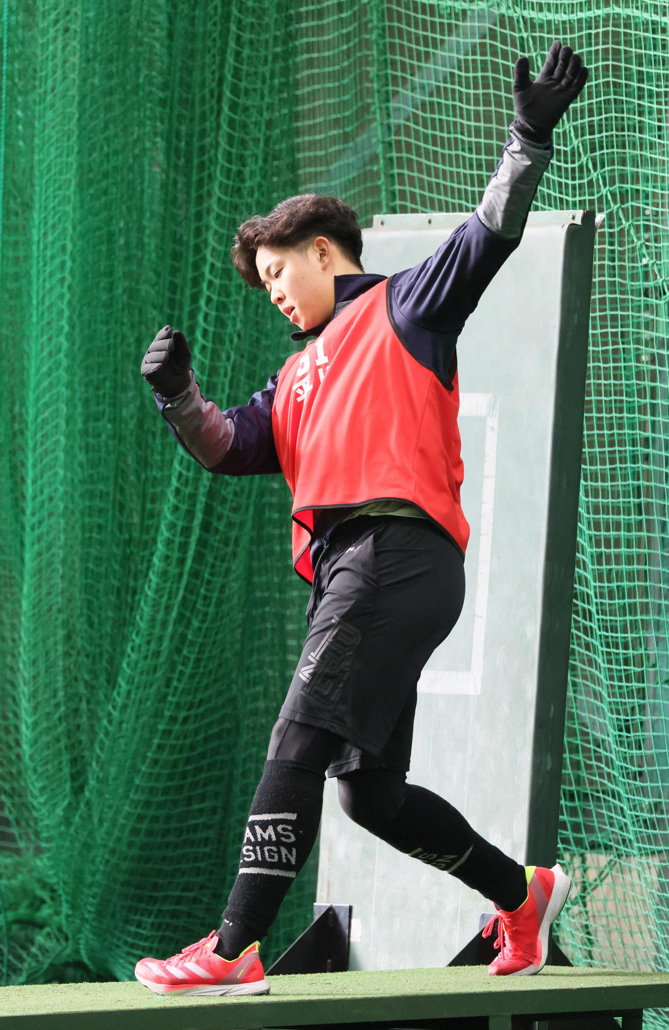斜面を使って練習する広島ドラフト1位の平川（撮影・加藤孝規）
