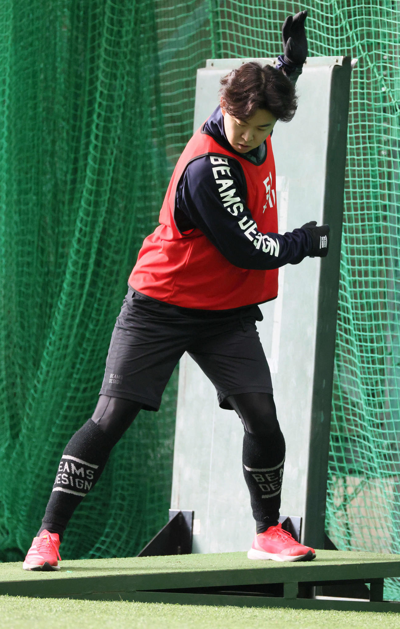 斜面を使って練習する広島ドラフト1位の平川（撮影・加藤孝規）