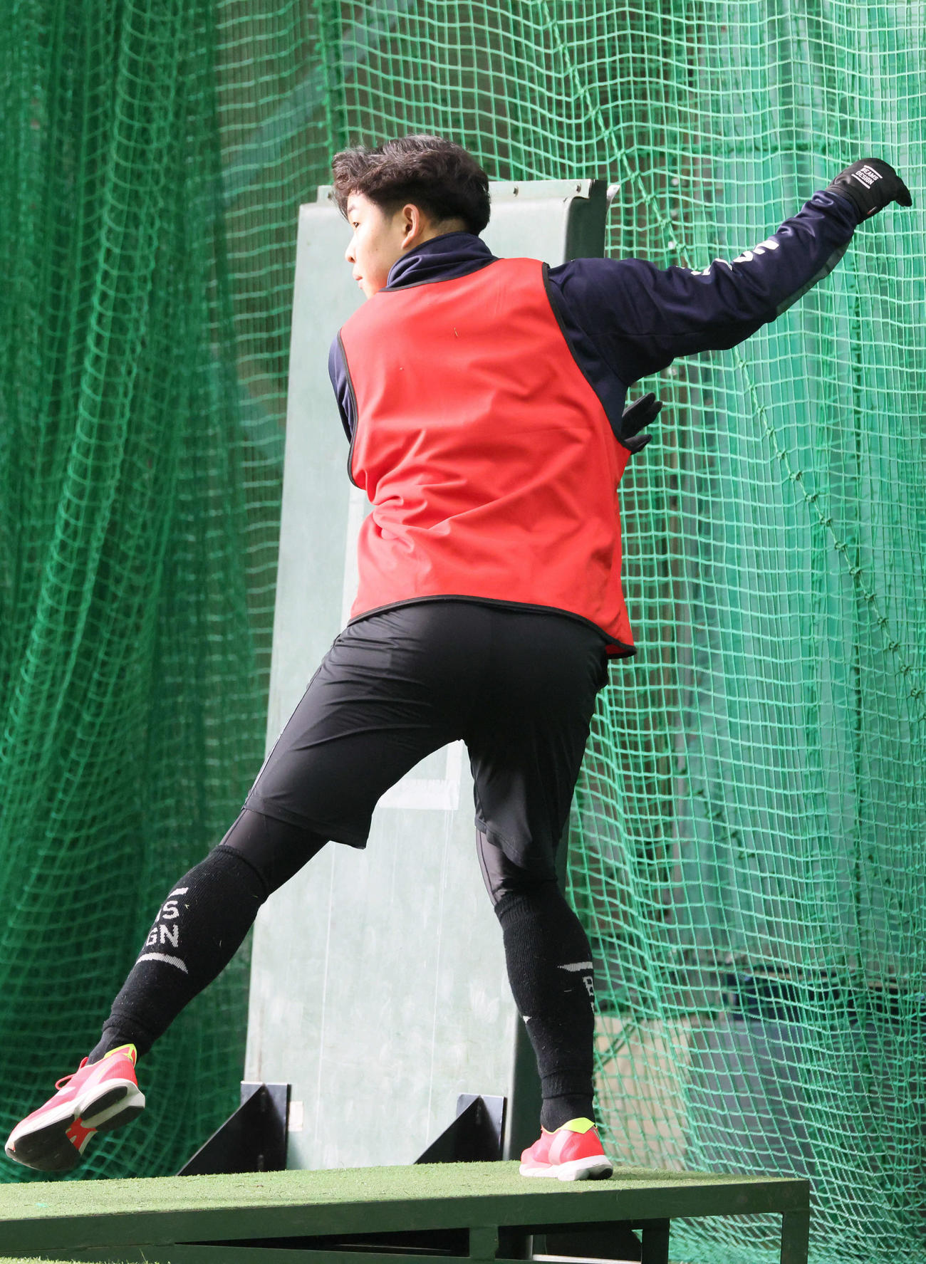 斜面を使って練習する広島ドラフト1位の平川（撮影・加藤孝規）
