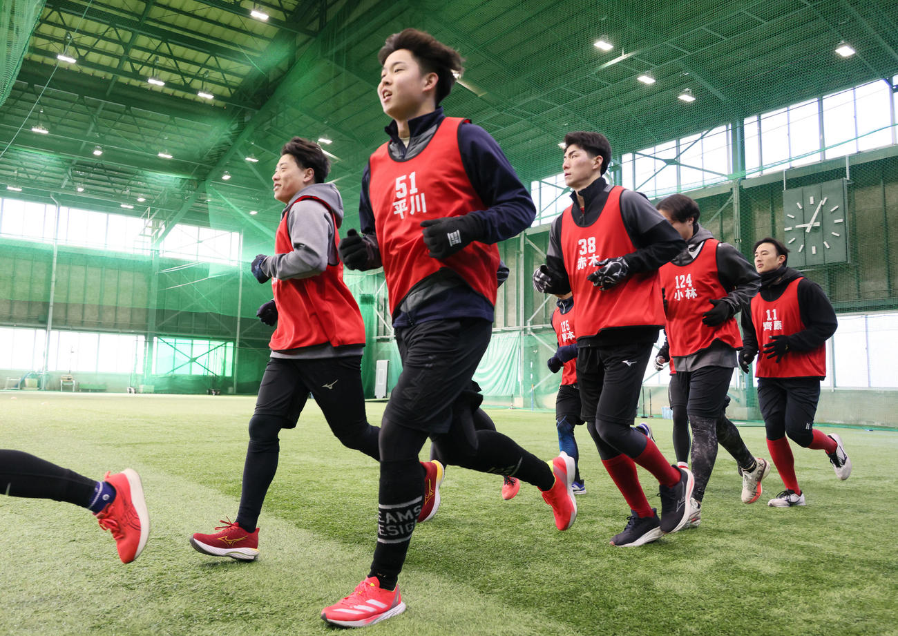 ランニングする左から広島ドラフト3位の勝田、1位の平川、5位の赤木、2位の斉藤汰ら（撮影・加藤孝規）