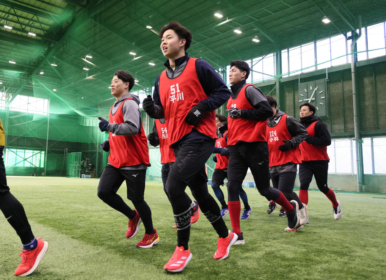 ランニングする左から広島ドラフト3位の勝田、1位の平川、5位の赤木、2位の斉藤汰ら（撮影・加藤孝規）