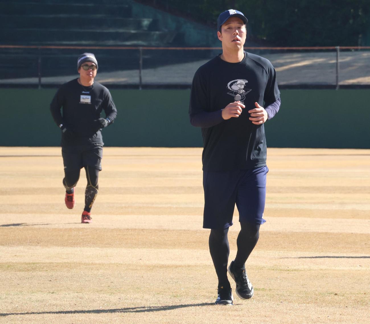 沼津での合同自主トレでジョギングするヤクルト青柳晃洋（手前）と阪神村上（撮影・塚本光）