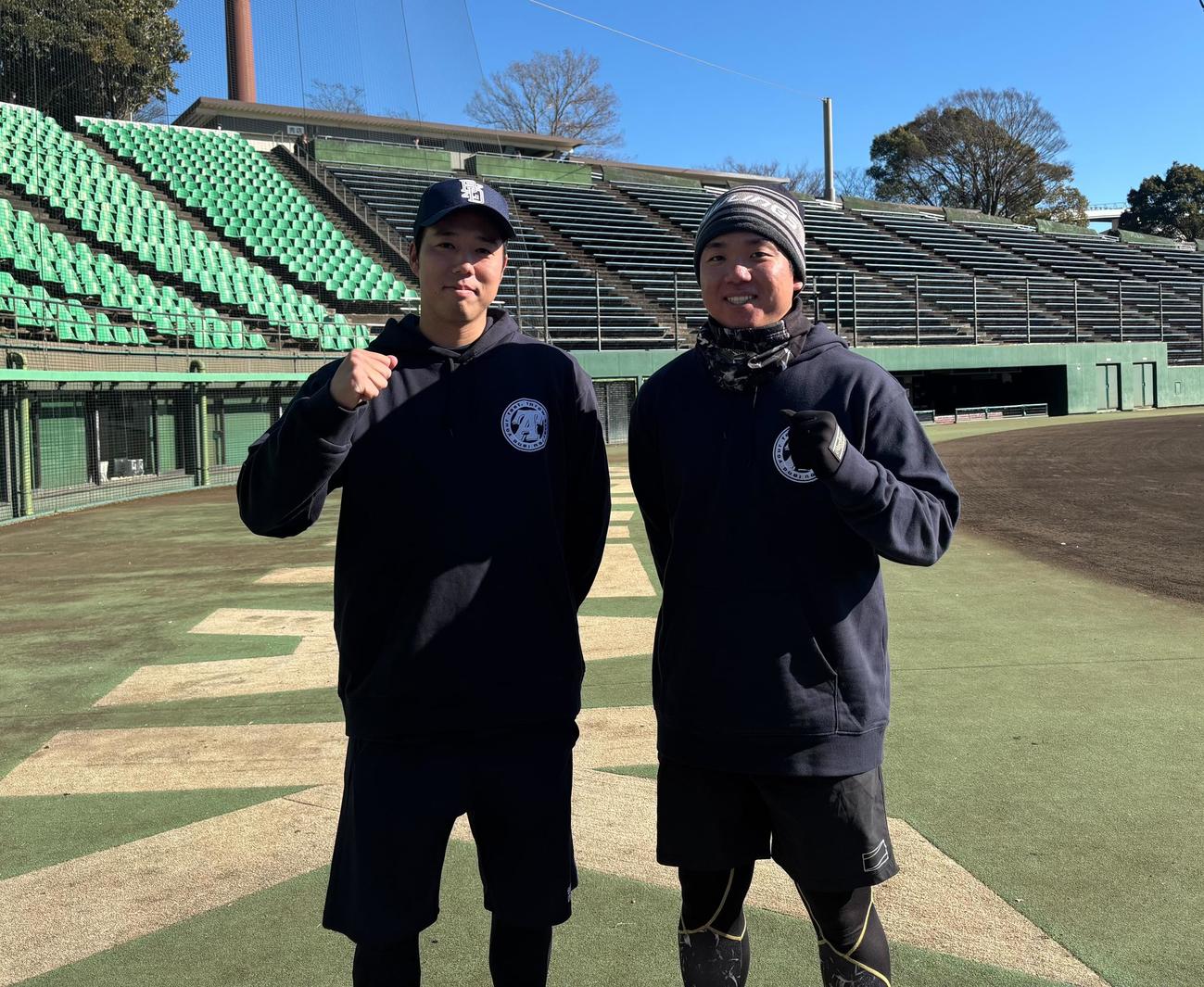 沼津での合同自主トレで並んでガッツポーズするヤクルト青柳（左）と阪神村上（撮影・塚本光）