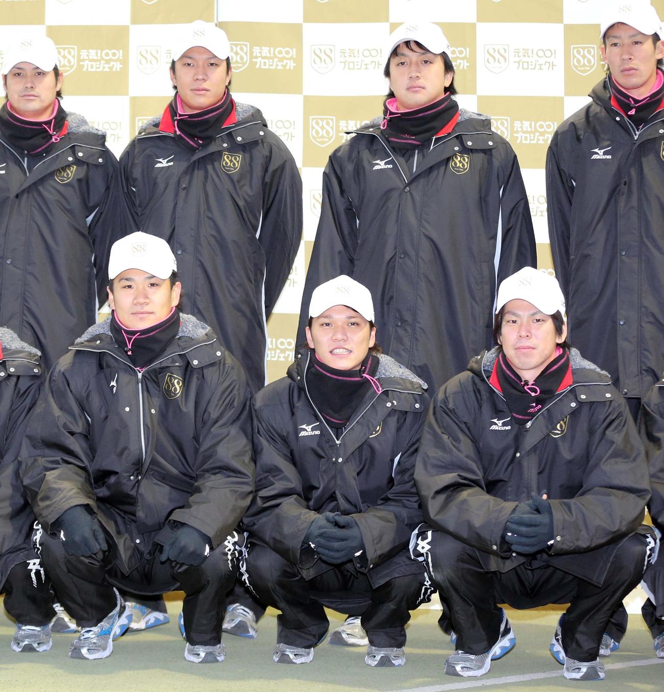 13年1月、88年会のプロジェクトで記念撮影する前列左から田中、坂本、前田、後列左から野原、大野雄、沢村、小山