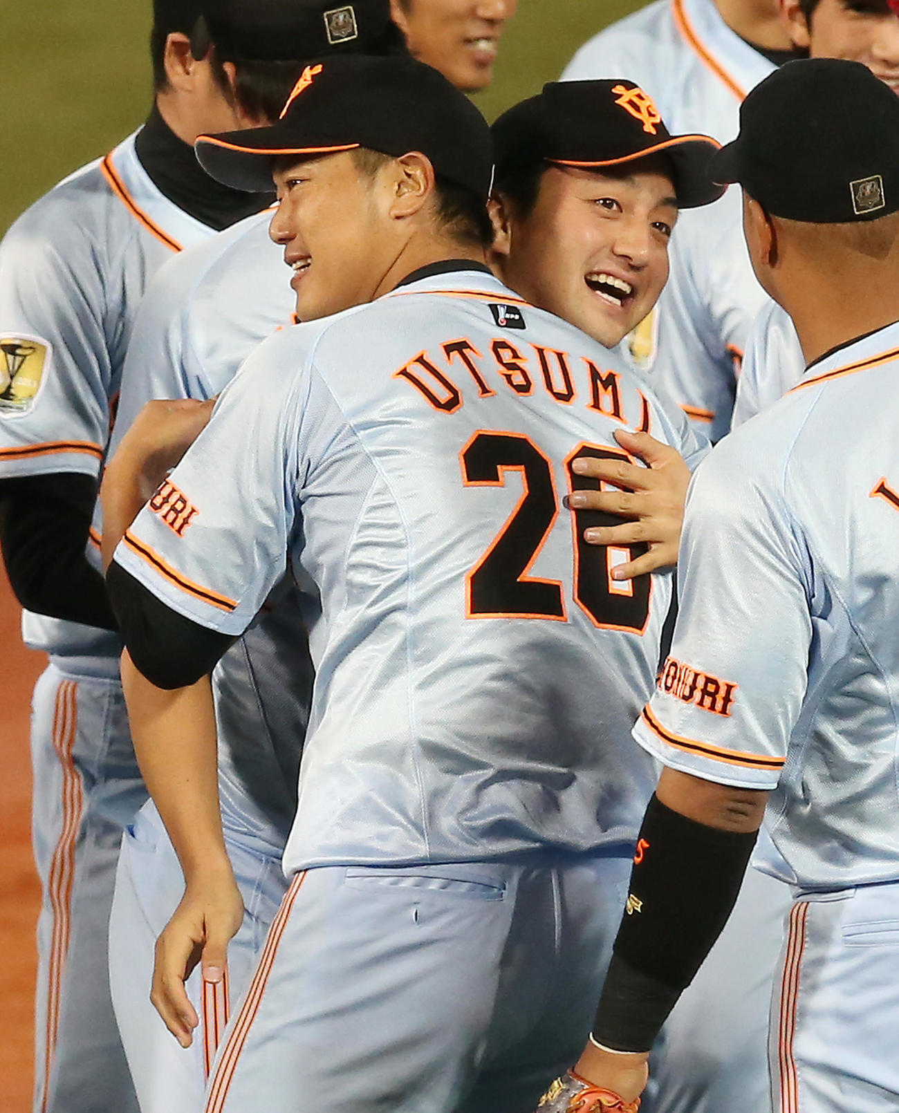 2014年9月26日、リーグ3連覇を決め、沢村は内海と抱き合って喜ぶ