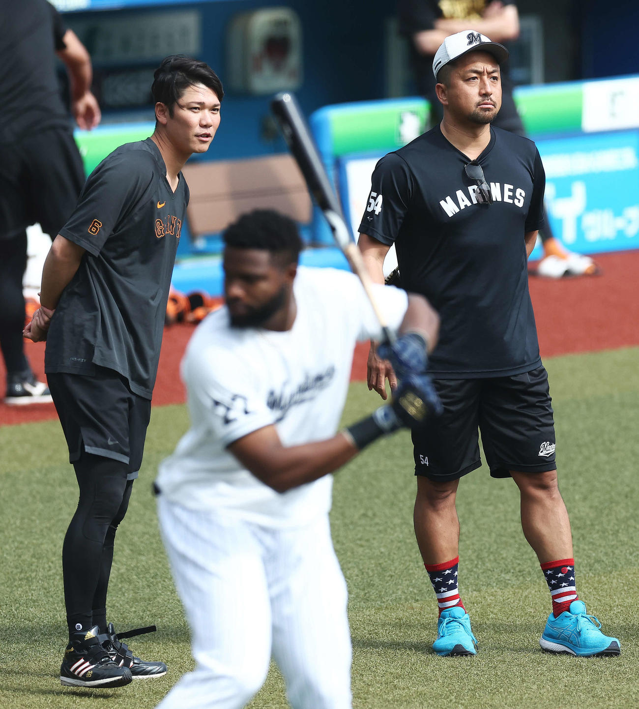 23年6月、ロッテ対巨人　試合前、言葉を交わす巨人坂本（左）とロッテ沢村