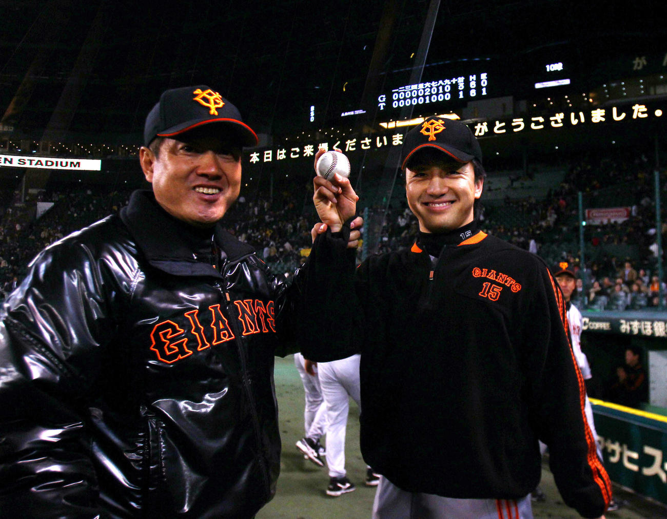 初勝利を決めた沢村拓一（右）はウイニングボールを手に原辰徳監督と笑顔でポーズ（2011年4月撮影）