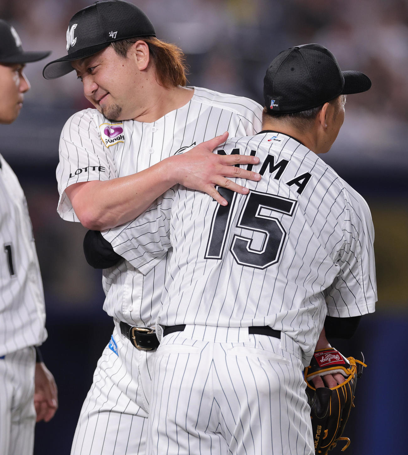 25年9月30日、ロッテ対楽天　1回表に2番手で登板したロッテ沢村（左）は、先発した美馬に迎えられる