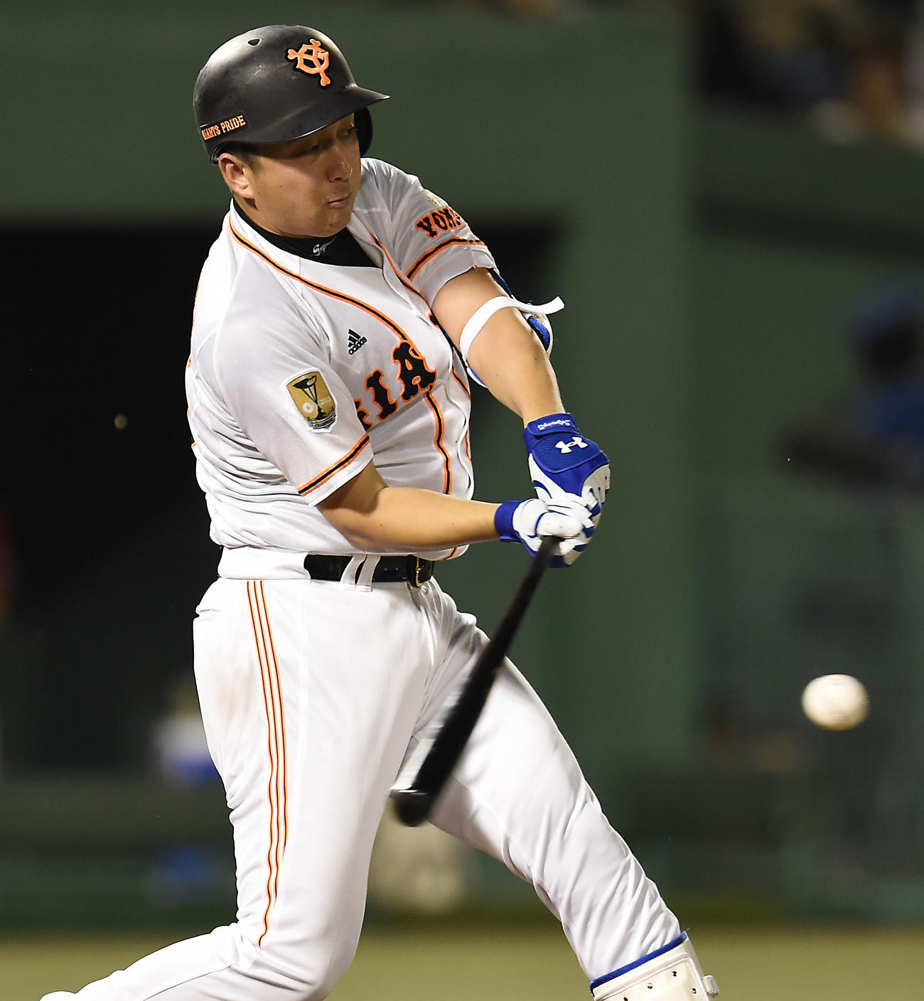 巨人対広島　5回裏巨人1死二塁、内野安打を放つ沢村（2014年9月撮影）