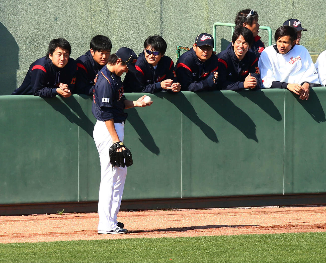 紅白戦を並んで観戦する、左から沢村、内海、杉内、摂津、前田、森福。手前は山口（2013年2月撮影）