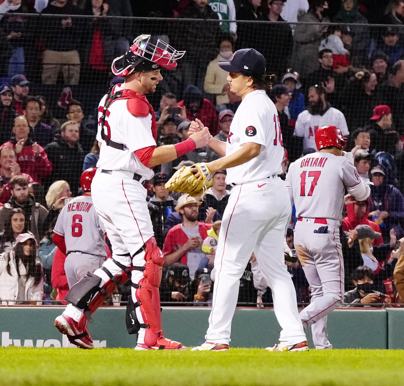 レッドソックス対エンゼルス　9回表エンゼルス2死、大谷（後方右）を空振り三振に仕留め捕手プラウェッキ（手前左）と握手を交わす沢村（2022年5月撮影）