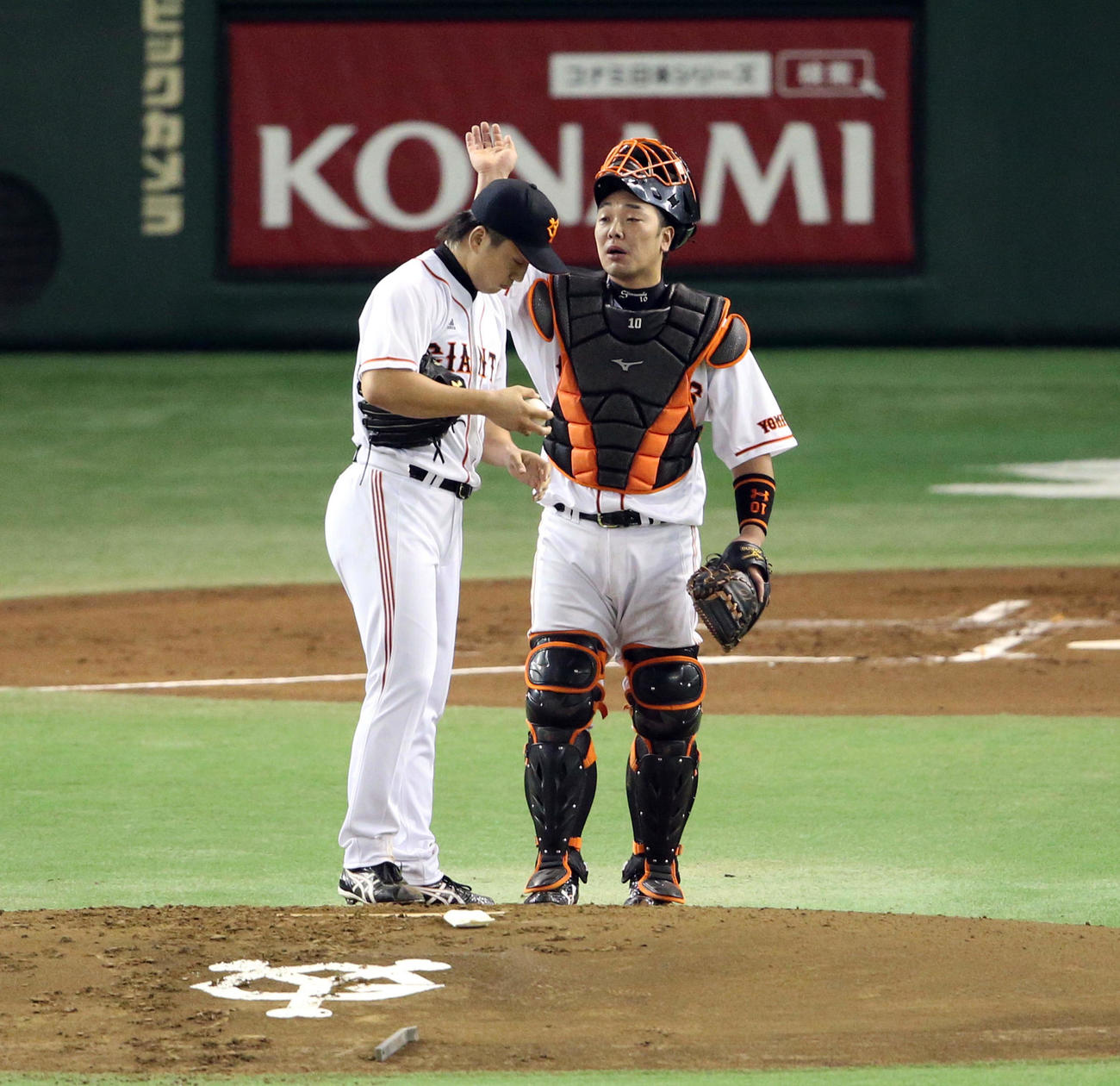 12年10月、日本シリーズ第2戦　巨人対日本ハム　1回表日本ハム2死一、二塁、サインミスの沢村（手前）にマウンドで頭をたたいて喝を入れる阿部