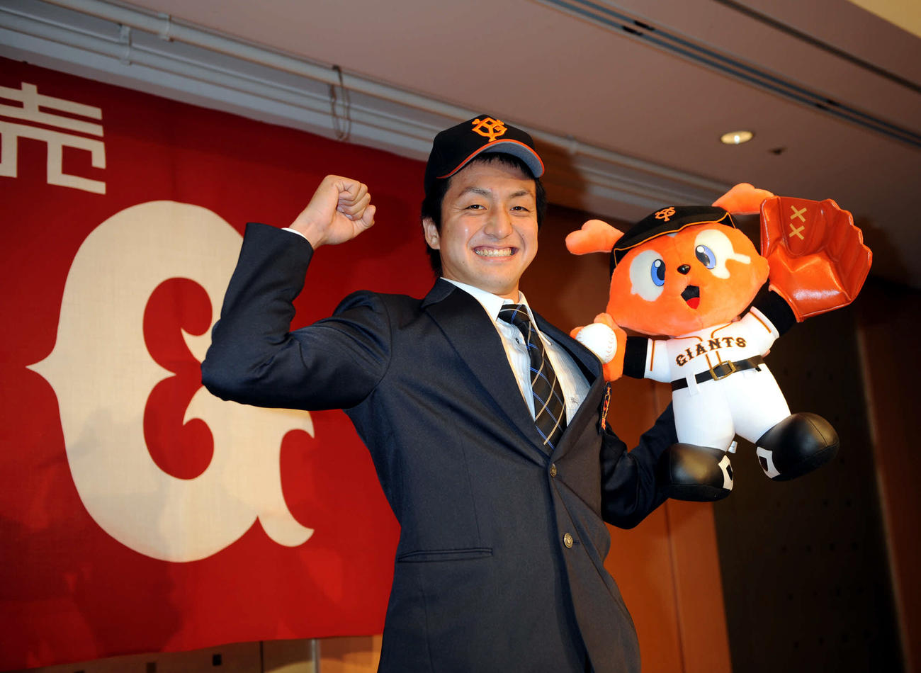 仮契約を終えた沢村はジャビット人形を持ちガッツポーズする（2010年11月撮影）
