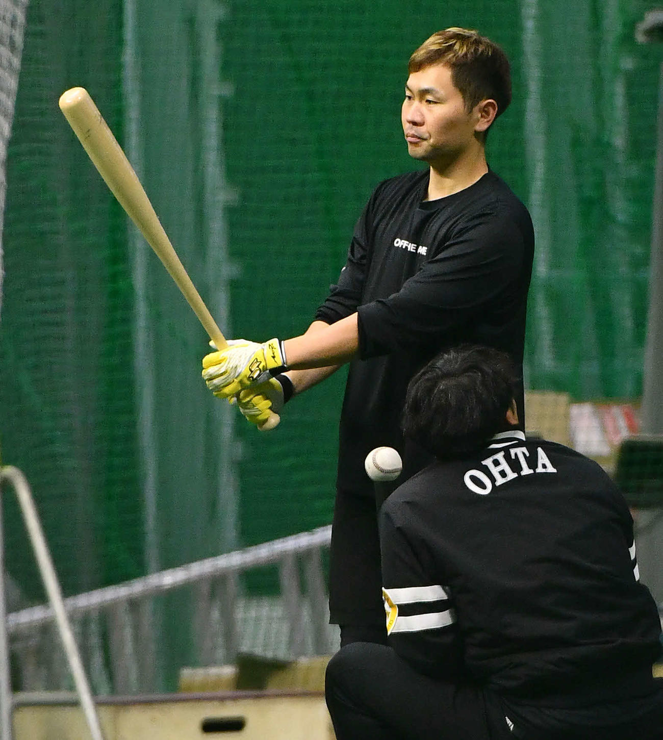 打撃練習を行うソフトバンク中村晃（撮影・岩下翔太）
