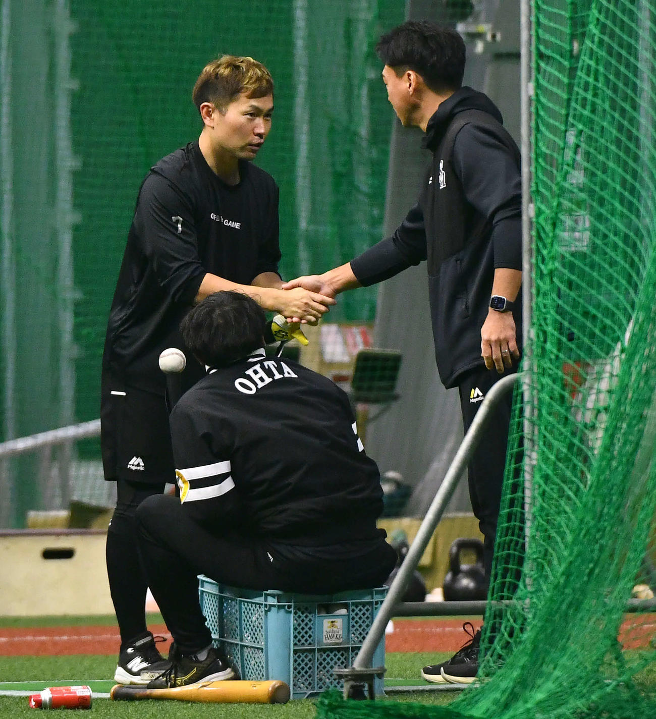 長谷川コーチ（右）に新年のあいさつをするソフトバンク中村晃（撮影・岩下翔太）