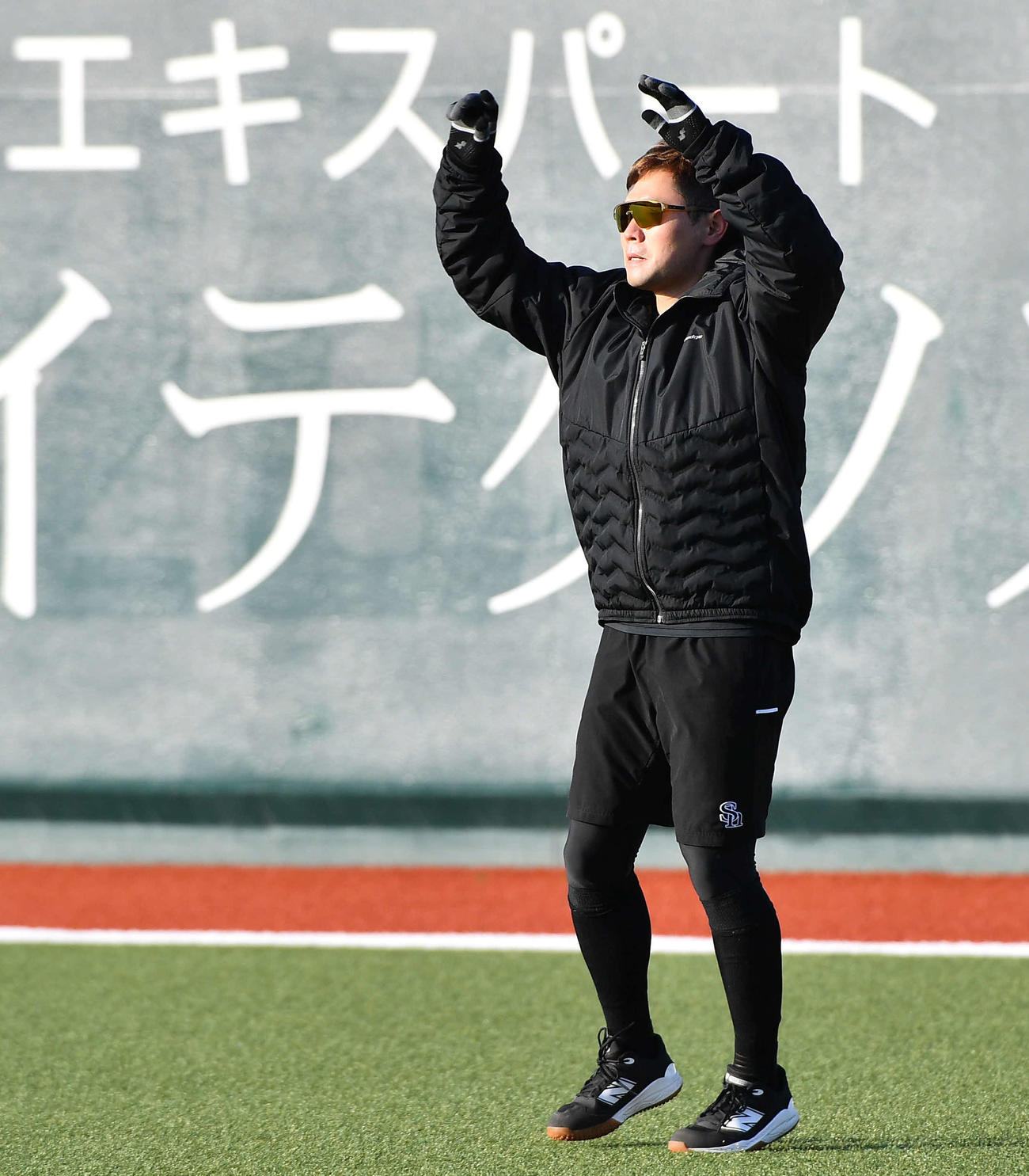 ウオーミングアップを行うソフトバンク中村晃（撮影・岩下翔太）