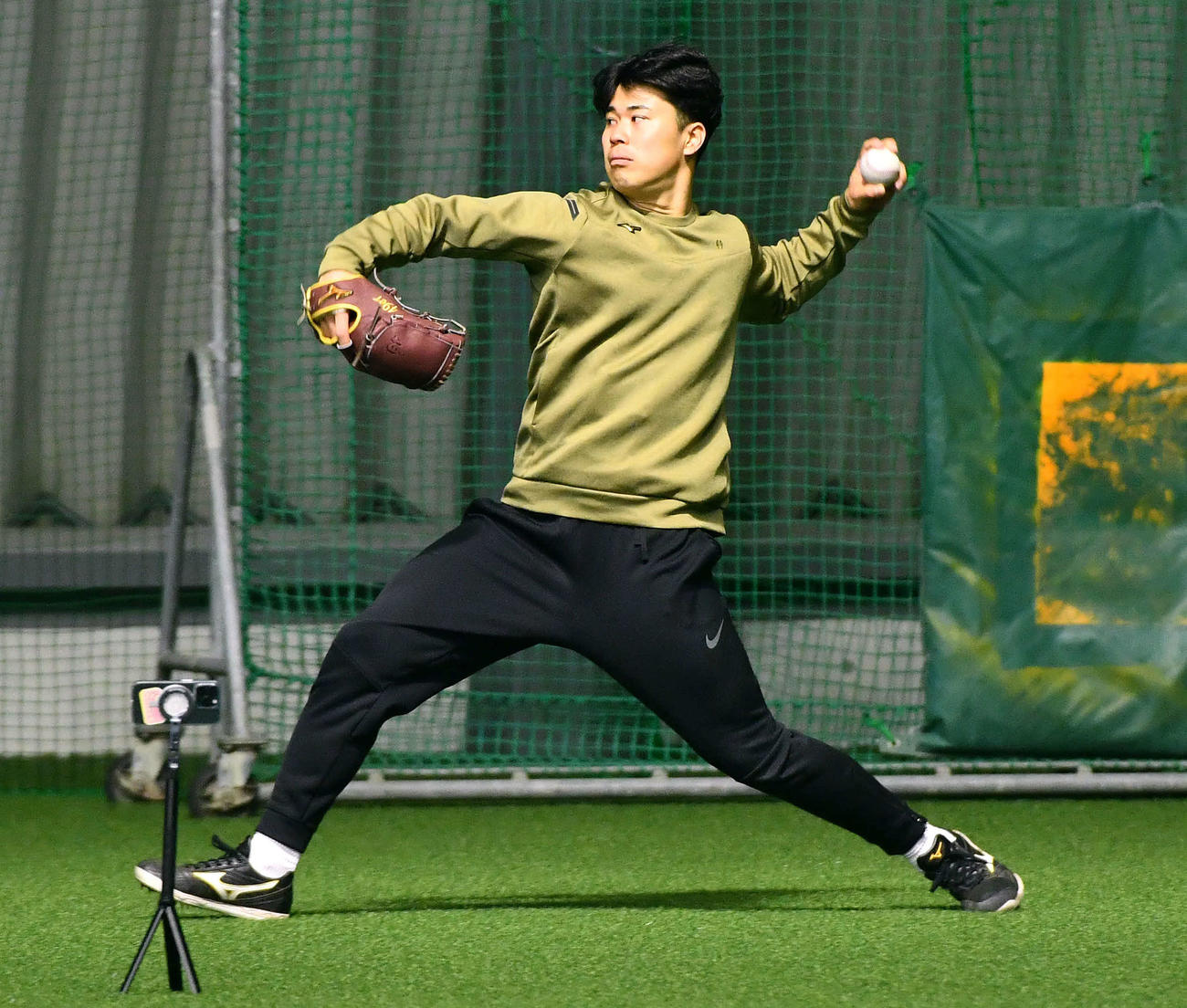 投球フォームを撮影しながらキャッチボールを行うソフトバンク松本晴（撮影・岩下翔太）